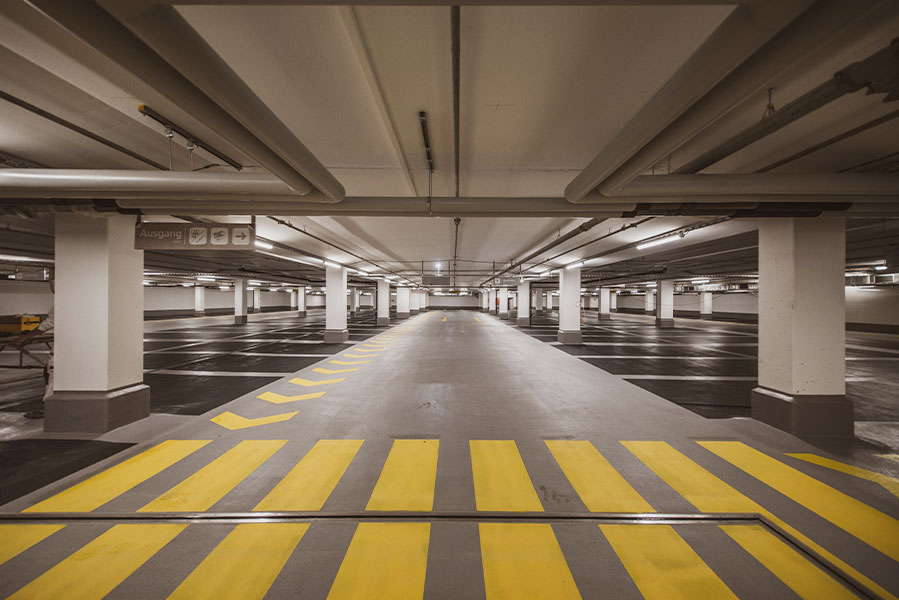 Photo d'un parking intérieur avec peinture au sol de parking jaune